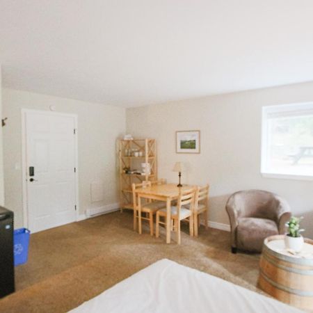The Inn At The Ninth Hole Bed & Breakfast Salmon Arm Exterior photo