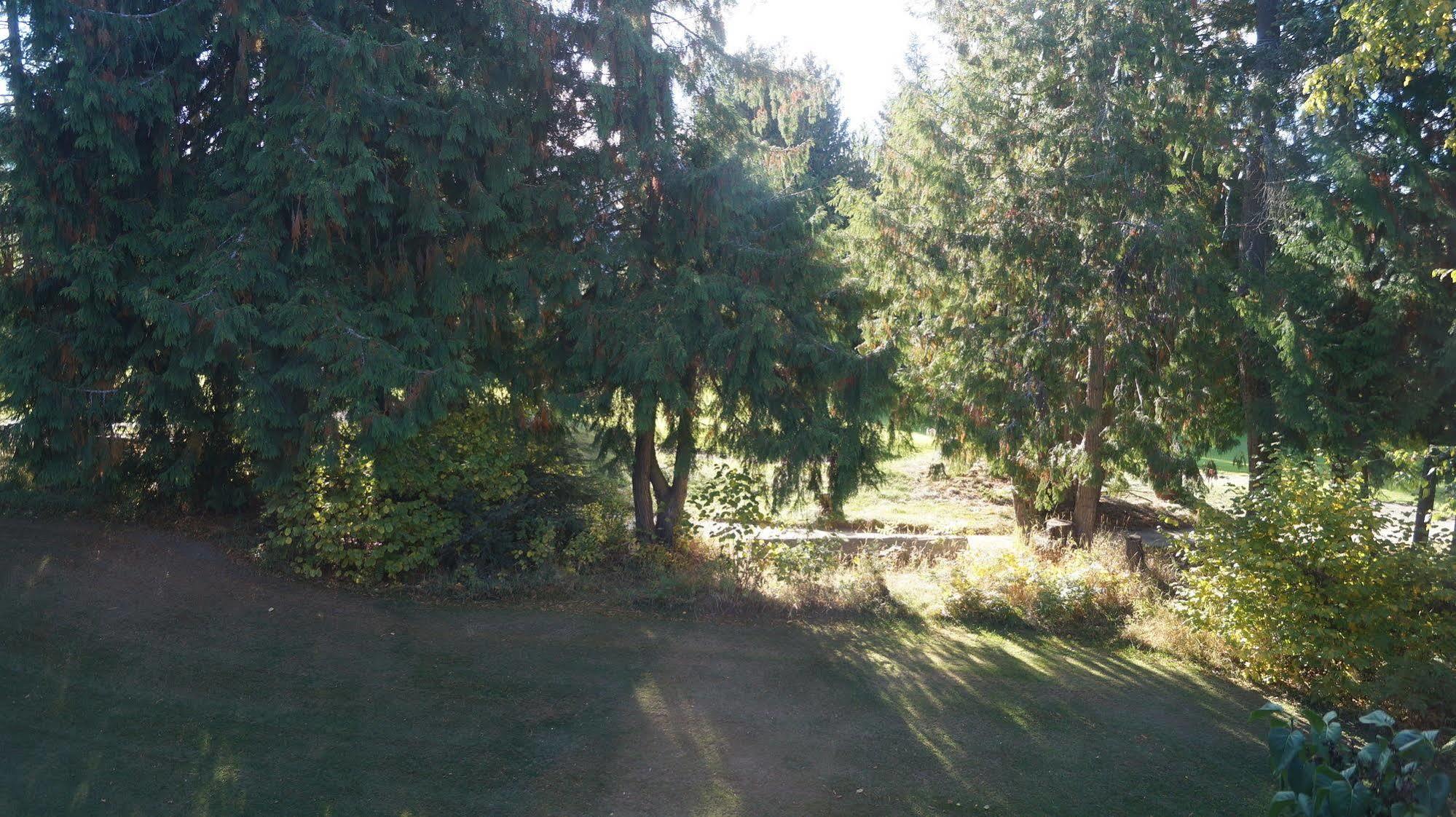 The Inn At The Ninth Hole Bed & Breakfast Salmon Arm Exterior photo